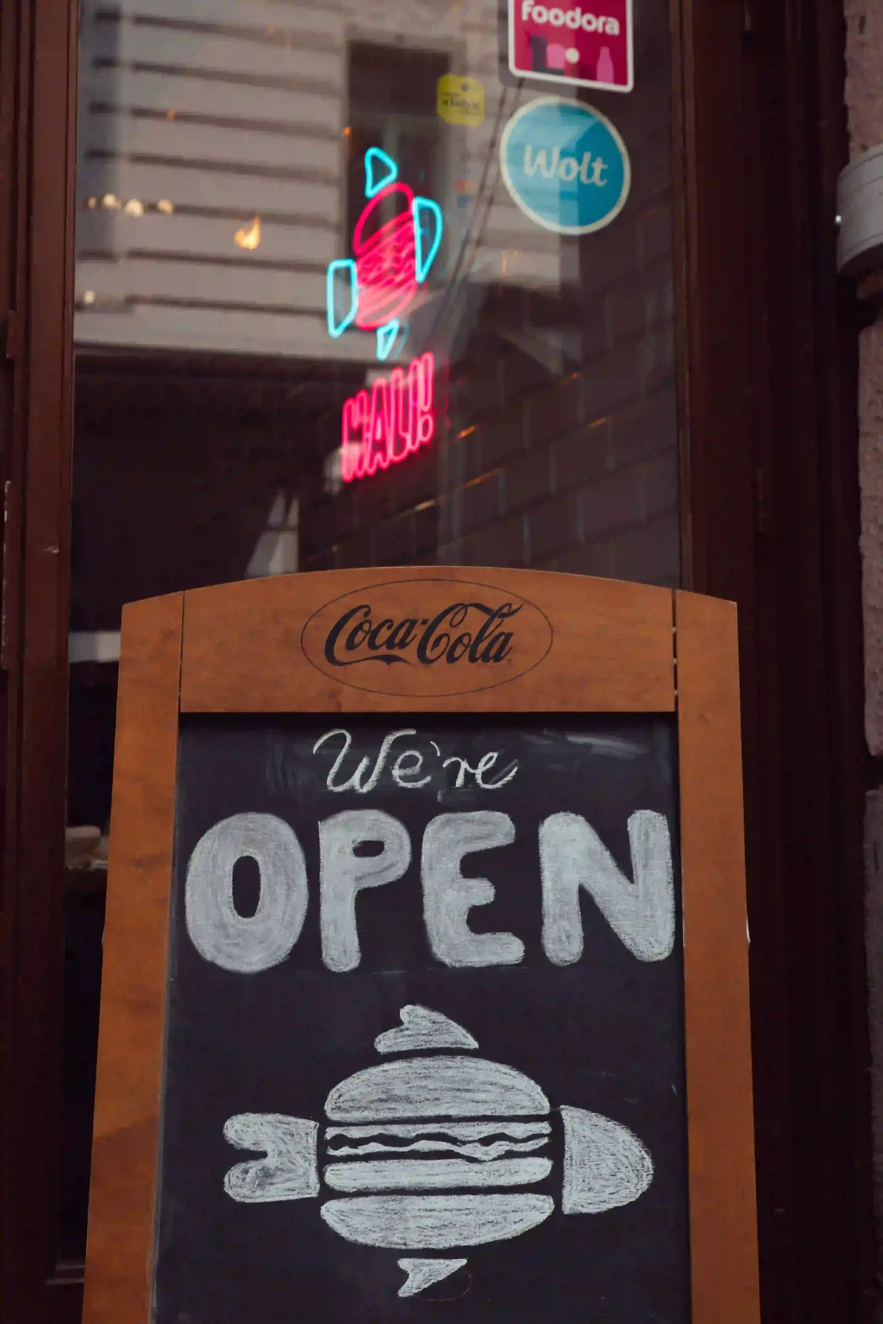 A Hali! étterem nyitótáblája – We're OPEN