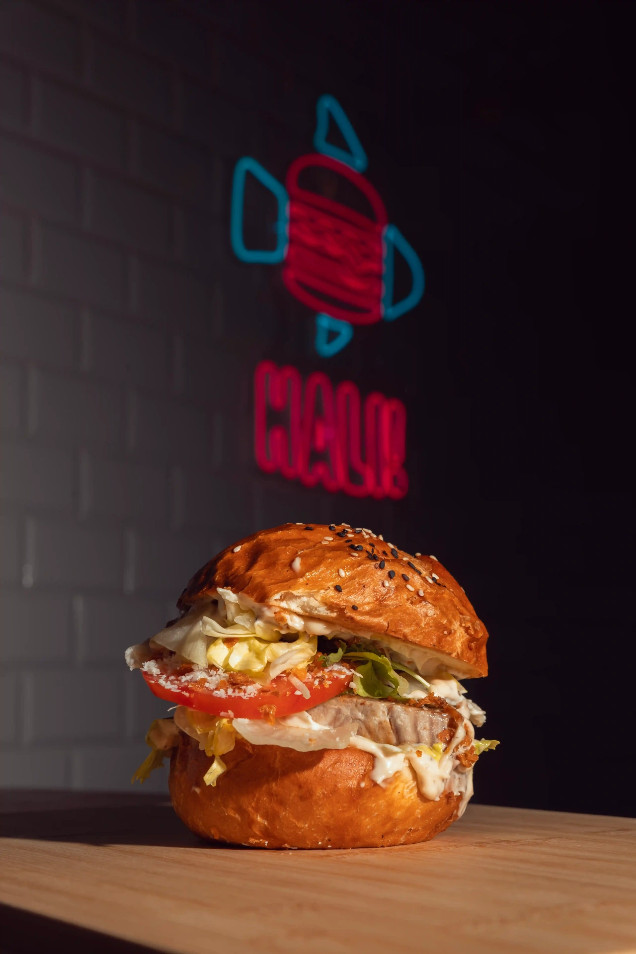 Tonhal burger paradicsommal