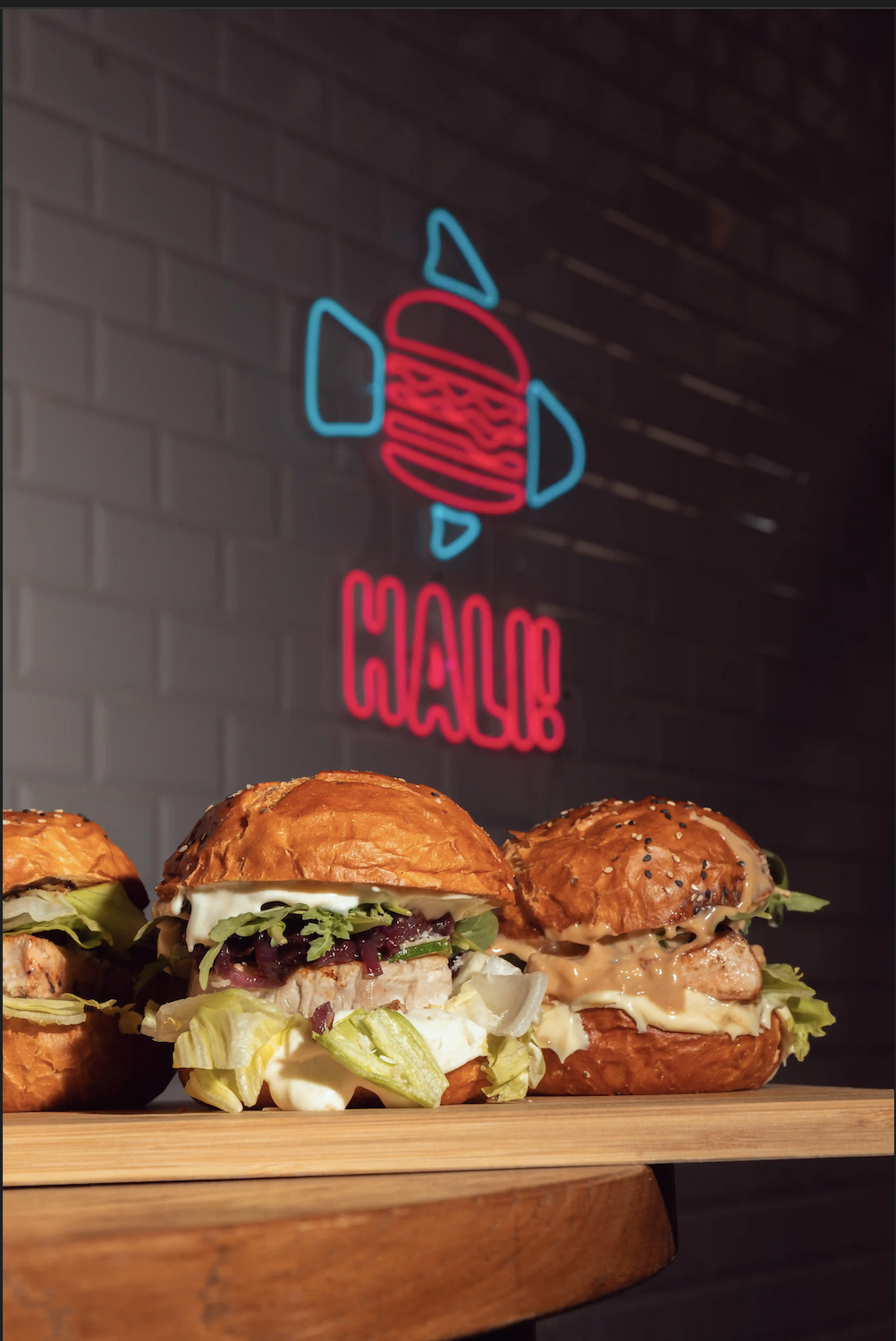 Hali burger trió neon háttérrel
