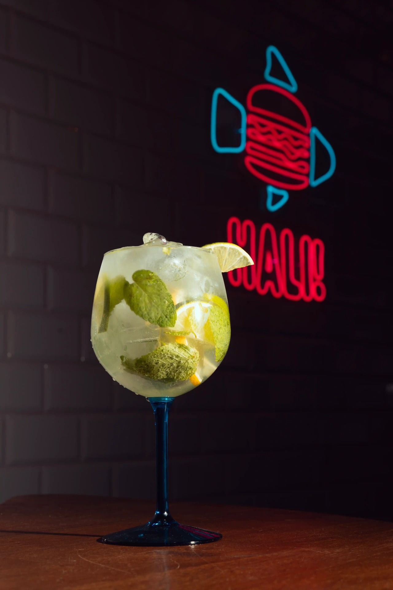 Mojito a Hali! neon előtt