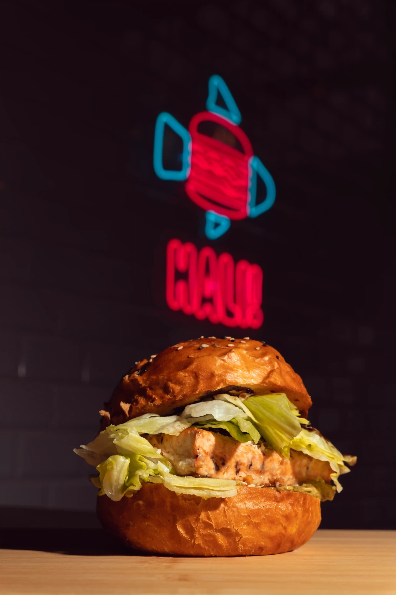 Lazac burger jégsalátával