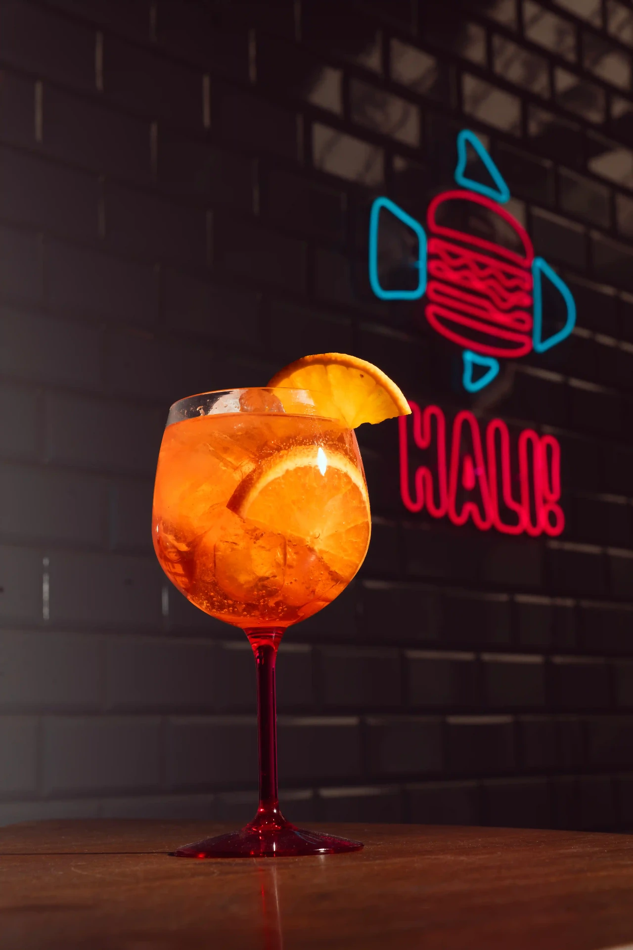 Aperol Spritz a Hali! neon előtt
